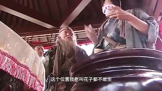 The gangsters look down on the little beggar, but they don’t know that martial arts are unparalleled