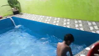 Berenang di kamar