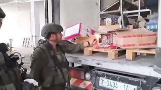 Tentara israel membakar truk bantuan untuk warga gaza