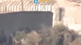 صہیونی فوجیوں کا ایک گروپ اپنے ساتھیوں کی لاشوں کو واپس لانے کی کوشش کر رہا