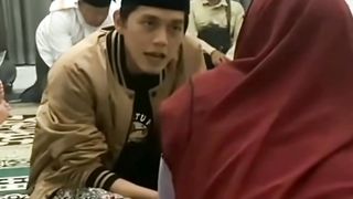 Gus iqdam sedang menuntun bacaan syahadat