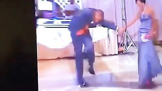 See how this men inter on weeding ????