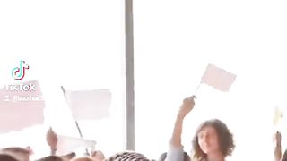 فرحة بالانتصار