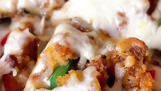 makan pizza dengan topping ayam dari yang berlimpah ruah.