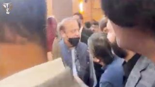 شیر ایک بار پھر سْرخ رو ہو گیا ؟ #viral #trending