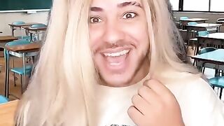 Quando a professora pede pra encher a garrafa dela