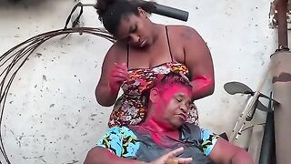 A cabeleireira proficional pinta o cabelo da sua amiga