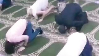 شاهد بنت غير مسلمة تدخل المسجد  و مادا فعلت