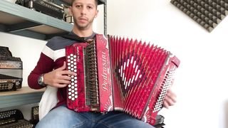 See how this great artist plays on a concertina with an accordion bass.