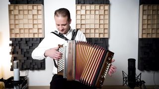 Geande accordion player plays very well.