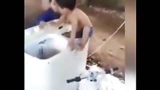 پمگر جس بللی ماں کے یہ بچے اسے جیل ہونا چاہیے یا ساتھ والے ٹب میں