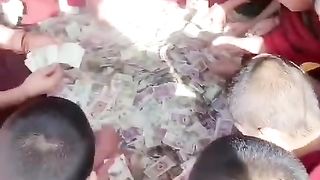 تبت بدھ مت اپنے مندر کا چندہ بکس کھول کر گن رہے ہیں۔