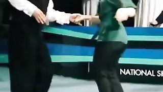 Menari dengan penuh ekompakan