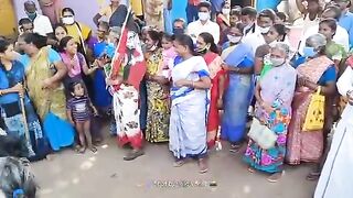 நைட்டியுடன் தெருவில் தமிழ் இளம்பெண் போட்ட டான்ஸ்