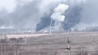 Відео з початку війни - ЗСУ накрили колону окупантів у Ірпені