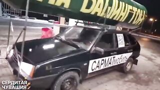 Русня лякає Вашингтон старим драндулетом та надувною ракетою