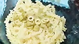 المعجنات بالزيتون والطون
