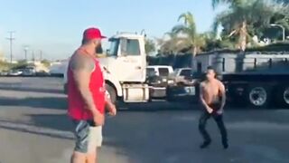 Nekat Nantangin Manusia Raksasa Seperti Ini