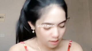 Cewek cantik resah sendirian dikamar.