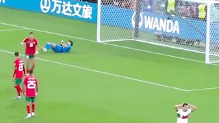 SUPER KEEPER! Yassine Bounou saves from the world best player Ronaldo