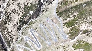 кадры полета над извилистой дорогой в Альпах на итало-швейцарской г