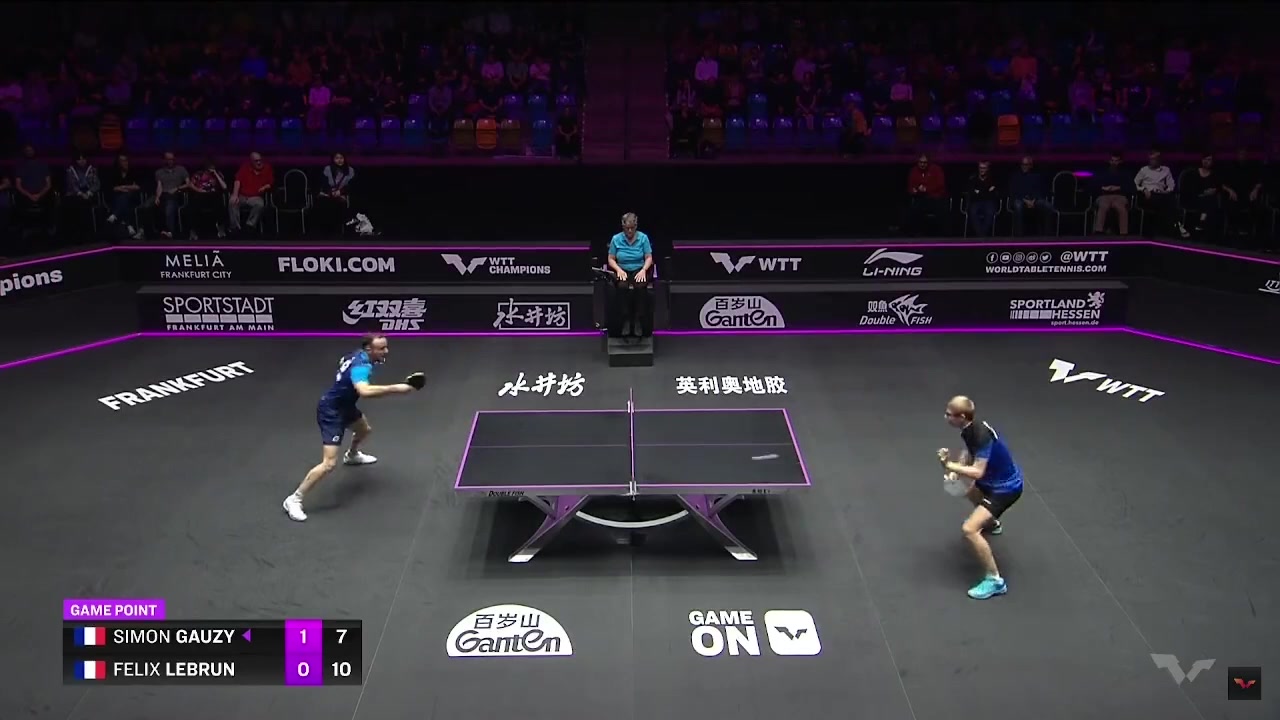Exceptional exchange between 2 French table tennis players Félix Lebrun