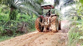 Tracktor di jalanan licin habis hujan