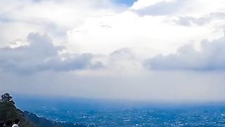 Tempat yang cocok untuk melihat pemandangan dari atas paralayang