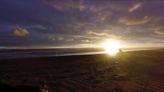 Suasana sore hari di pinggir pantai