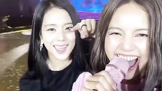 Blackpink-She grabbed a lucky fan's phone