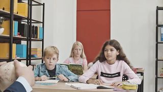Идет урок. Учитель проверяет домашние задания