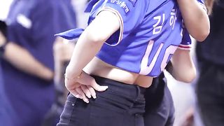 Put your arms around your shoulders and run! #Kim Ha-yeon #Choi Hong-ra #Cheerleader