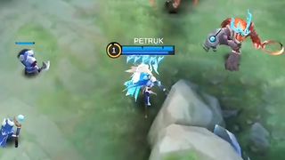 Mia adu mekanik di gold lane