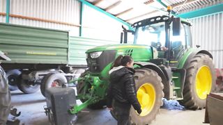 Farmer Girl in Not - JohnDeere 6155R startet nicht - was tun? Starthilfe mit VW Golf funktioniert?