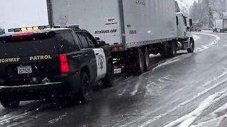 America heavy snowfall, an American police car is being tied to a trailer.