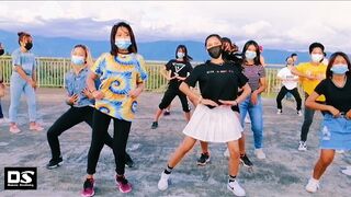 Random tiktok dance challenge