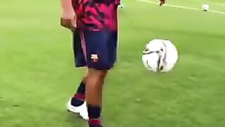 Ronaldinho is Back to Barcelona and Showing his Skills | Legend Team | Legend Clásico 2021
