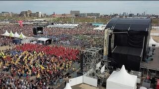 2.000 DRUMMERS ON THE BEACH