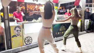 cılgın Dondurmacıda Bulamam Senden Baska sarkısı
