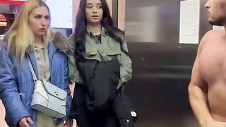 Girl quarreled over builder ????????, friends fight over body builder, body builder video, amazing girl fighting for boy,