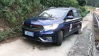 Driving skills when stuck on narrow roads