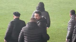 İstanbulspor Başkanı Ecmel Faik Sarıalioğlu'nun takımı sahadan çektiği anlar!