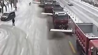How roads are cleaned in China after snow