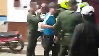 Pelea Callejera entre Policía y Personas