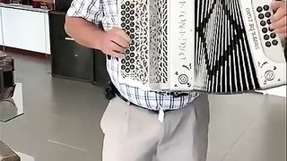 A great artist both plays the concertina and sings au defiance.