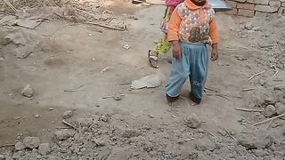 اوزین العابدین مٹی اٹھاتے ہوئے