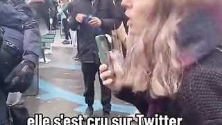 Une manifestante se fait embarquer ????