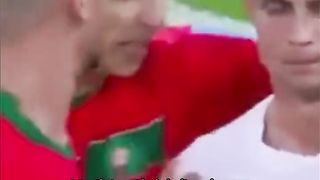 Ronaldo bertukar jersey dengan pemain timnas Maroko.