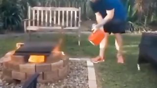 Pria ini membuat terbakar dengan kekonyolannya