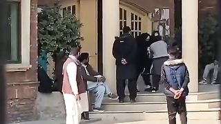 پرویز الہٰی کی اہلیہ سے کاغذات چھیننے کی ویڈیو وائرل